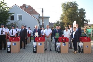 Wręczenie pakietów z zestawami środków ochrony osobistej