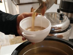 Na zdjęciu pokazana miseczka z żurem nalewanym prosto z garnka