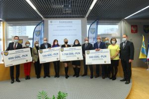 Pierwsze umowy dla organizacji sportowych