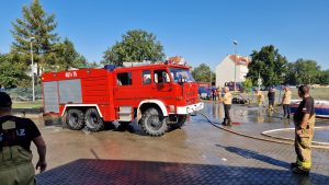 Strażacy podczas usuwania skutków powodzi