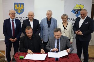 Podpisanie umowy na remont drogi w Sowinie