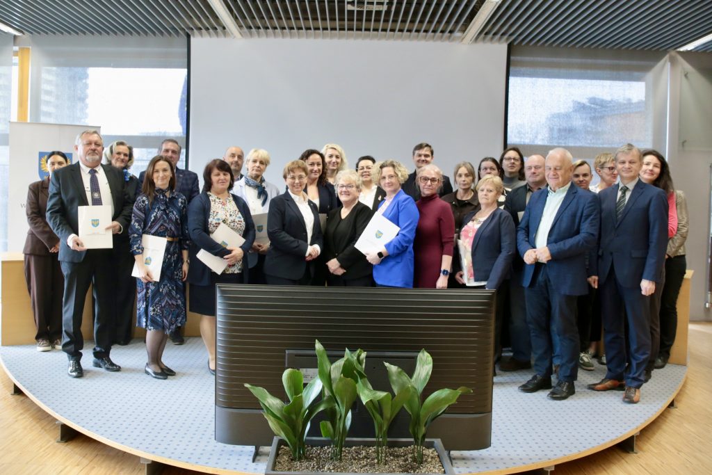 Umowy na inicjatywy zagraniczne