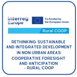 Logo projektu Rural COOP współfinansowanego przez Unię Europejską, realizowanego w ramach programu Interreg Europe. Napis: „RETHINKING SUSTAINABLE AND INTEGRATED DEVELOPMENT IN NON-URBAN AREAS: COOPERATIVE FORESIGHT AND ANTICIPATION – RURAL COOP”.