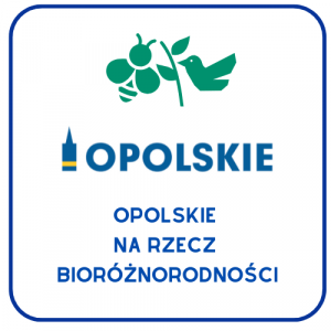 Logo projektu „Opolskie na rzecz bioróżnorodności” z symbolem pszczoły, gałązki i ptaka oraz logotypem Opolskie. Napis: „Opolskie na rzecz bioróżnorodności”.