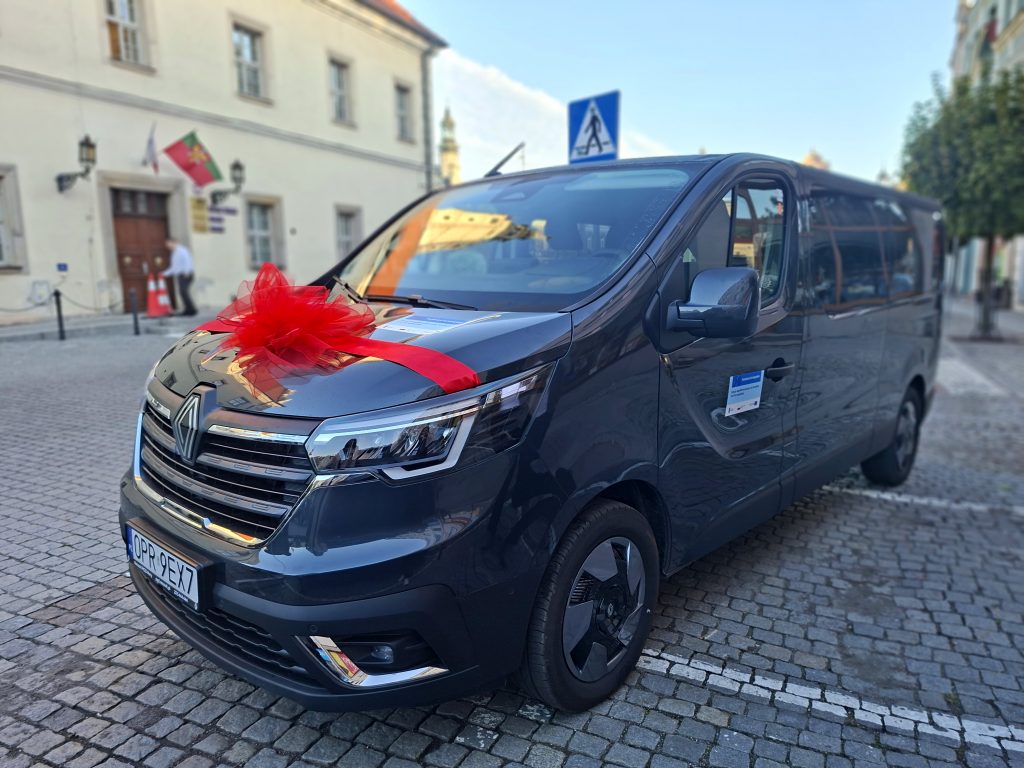 Przekazanie busa gminie