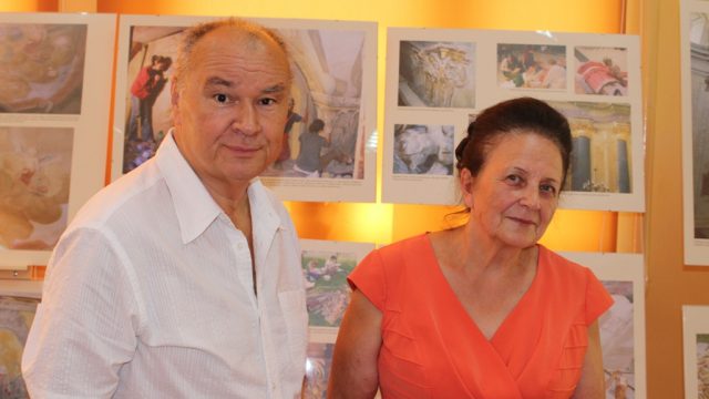 Norbert Krajczy i Zofia Cichewicz Prezes Stow. Odbudowy Kościoła w Łopatynie na tle wystawy o obudowie kościoła w Łopatynie