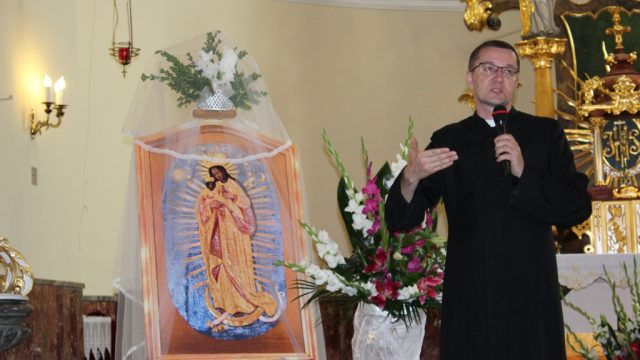 Ks. Grzegorz Kopij podczas wykładu o MB Buszczeckiej