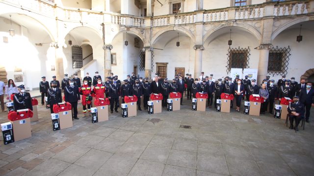 31 jednostek OSP w regionie wyjechało z Brzegu z pakietami ochrony osobistej