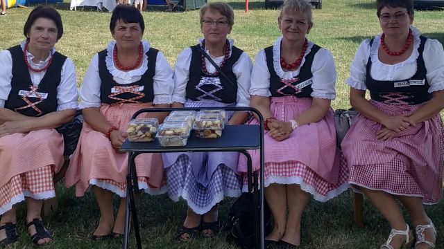 Na zdjęciu pięć Pań z koła gospodyń wiejskich z Kujakowic, które zgłosily żur żyniaty do ministerialnej listy produktów tradycyjnych