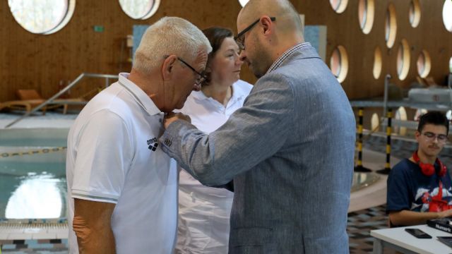 Foto: Opolski Okręgowy Związek Pływacki Odznaka dla Olega Pyroga