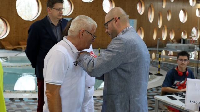 Foto: Opolski Okręgowy Związek Pływacki Odznaka dla Olega Pyroga
