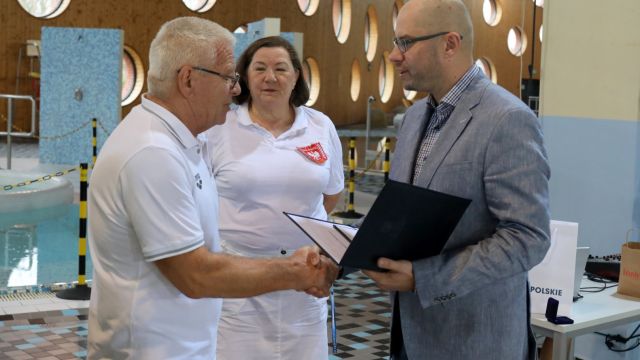 Foto: Opolski Okręgowy Związek Pływacki Odznaka dla Olega Pyroga