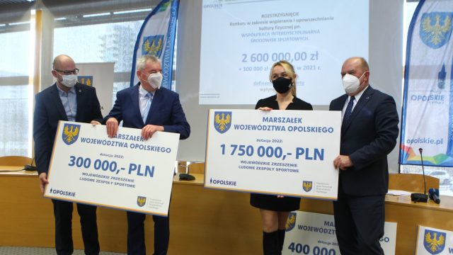 Pierwsze umowy dla organizacji sportowych