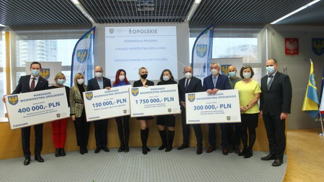 Pierwsze umowy dla organizacji sportowych