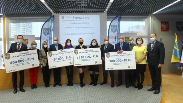 Pierwsze umowy dla organizacji sportowych