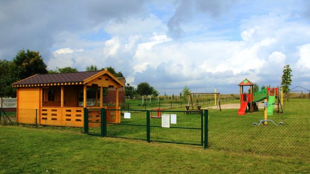 SONY DSC Rudniki Bobrowa Zakup drewnianego budynku gospodarczego na placu zabaw w Bobrowie