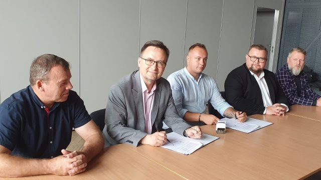 Podpisanie umowy na modernizację drogi w Dobrzeniu