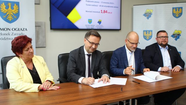 Podpisanie umowy na remont drogi