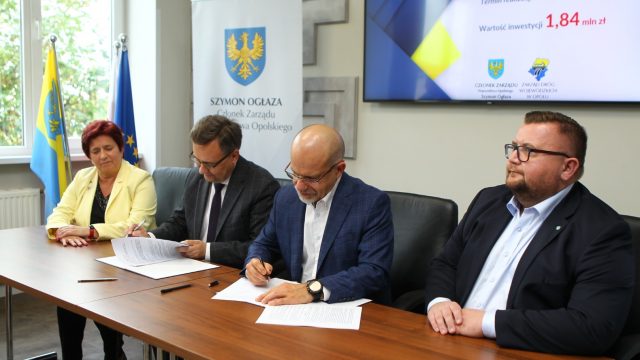 Podpisanie umowy na remont drogi