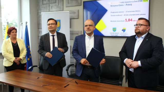 Podpisanie umowy na remont drogi