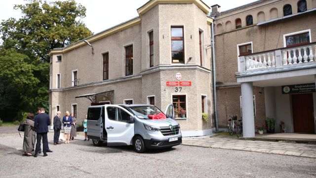 Przekazanie busa dla domu dziecka w Sowczycach