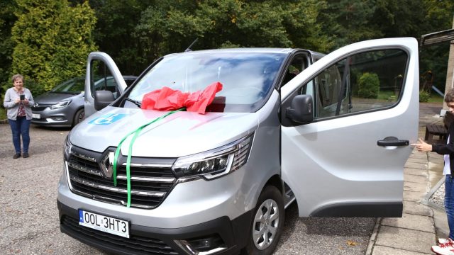 Przekazanie busa dla domu dziecka w Sowczycach