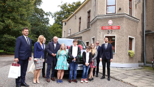 Przekazanie busa dla domu dziecka w Sowczycach