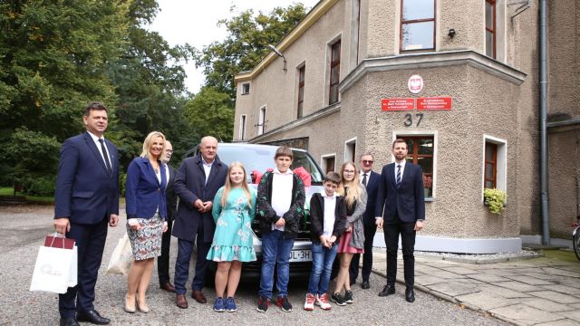 Przekazanie busa dla domu dziecka w Sowczycach