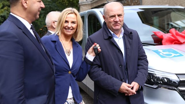 Przekazanie busa dla domu dziecka w Sowczycach