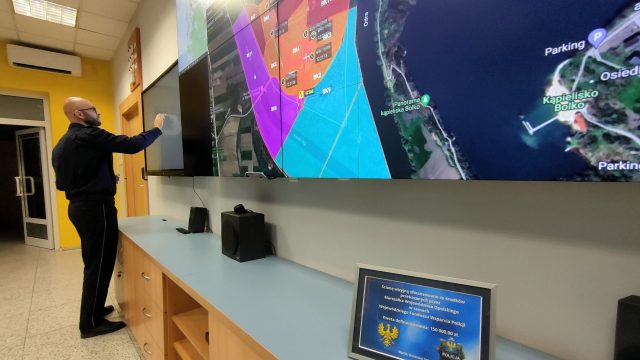 Fot. KW Policji w Opolu Ścianka wizyjna w komendzie