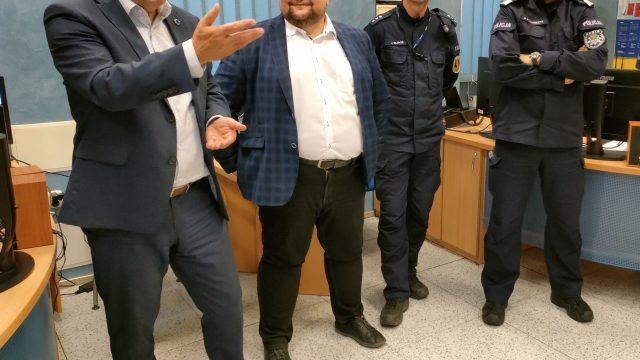 Fot. KW Policji w Opolu Ścianka wizyjna w komendzie