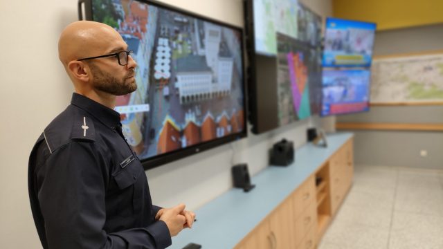 Fot. KW Policji w Opolu Ścianka wizyjna w komendzie