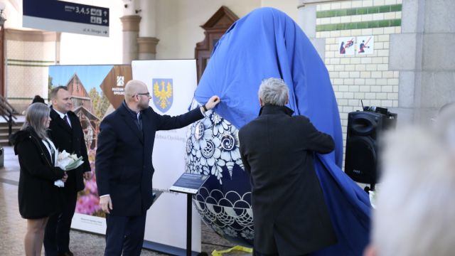 Opolska kroszonka na dworcu