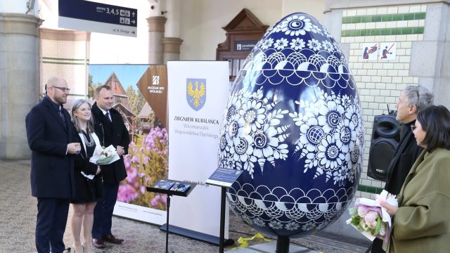 Opolska kroszonka na dworcu