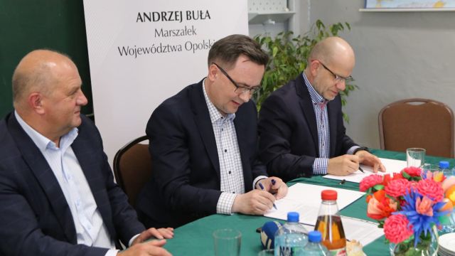 Umowa na przebudowę drogi w Przełęku