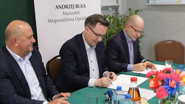 Umowa na przebudowę drogi w Przełęku