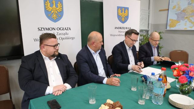 Umowa na przebudowę drogi w Przełęk