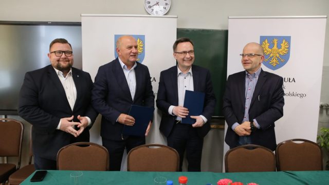 Umowa na przebudowę drogi w Przełęk