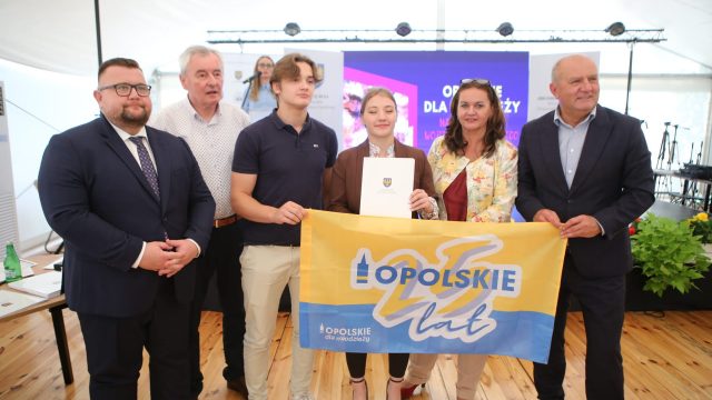 podpisanie umów z młodzieżą