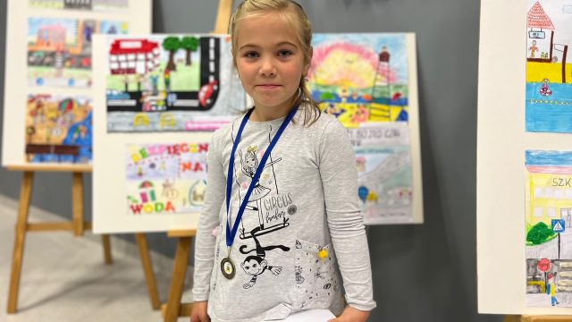 Dzieci uczą bezpieczeństwa młodszych kolegów