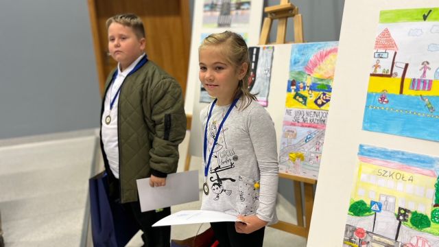 Dzieci uczą bezpieczeństwa młodszych kolegów