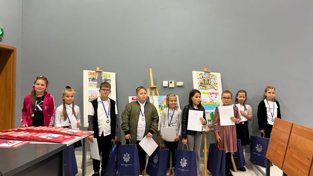 Dzieci uczą bezpieczeństwa młodszych kolegów