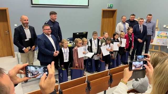 Dzieci uczą bezpieczeństwa młodszych kolegów