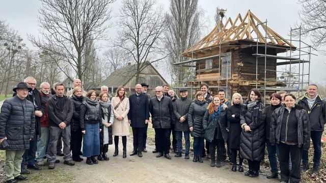 Wiecha nad domkiem w Muzeum Wsi Opolskiej