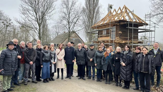 Wiecha nad domkiem w Muzeum Wsi Opolskiej
