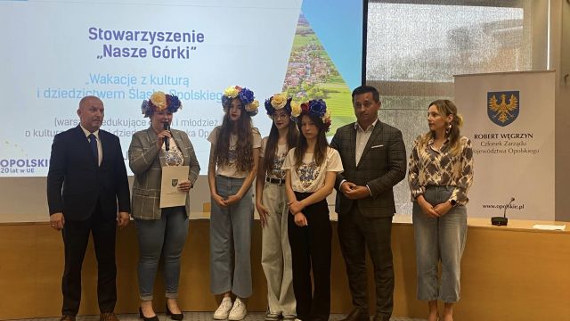 Wręczenie umów wieś dzieciom