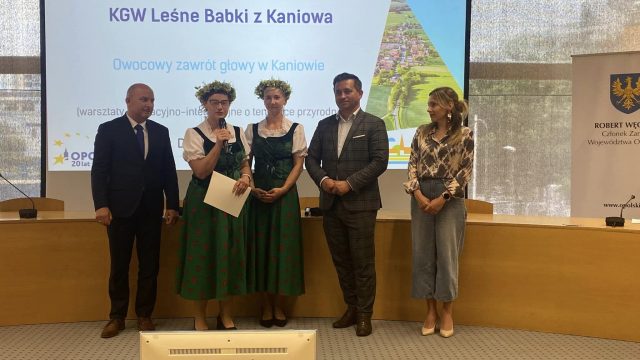 Wręczenie umów wieś dzieciom