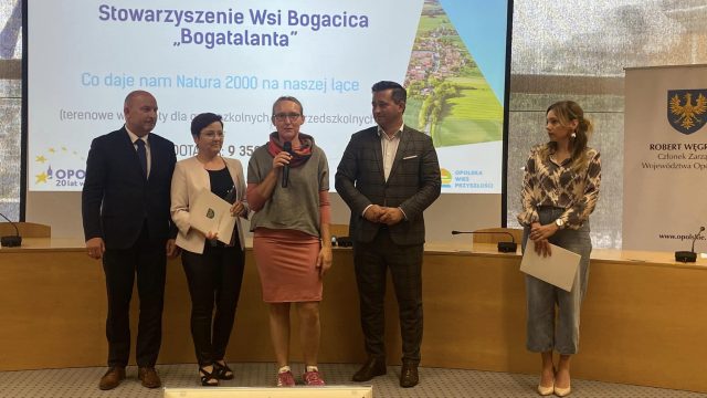 Wręczenie umów wieś dzieciom