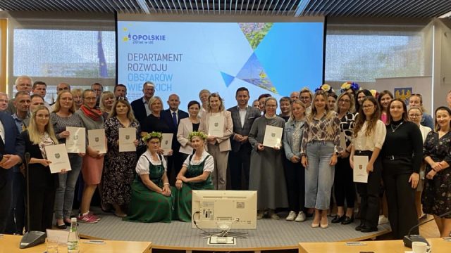 Wręczenie umów wieś dzieciom