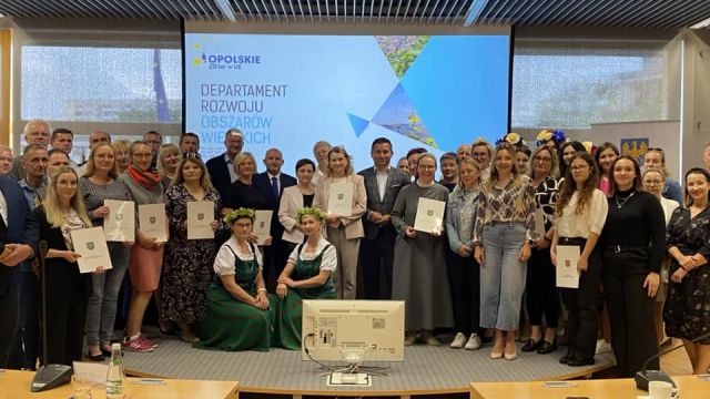 Wręczenie umów wieś dzieciom